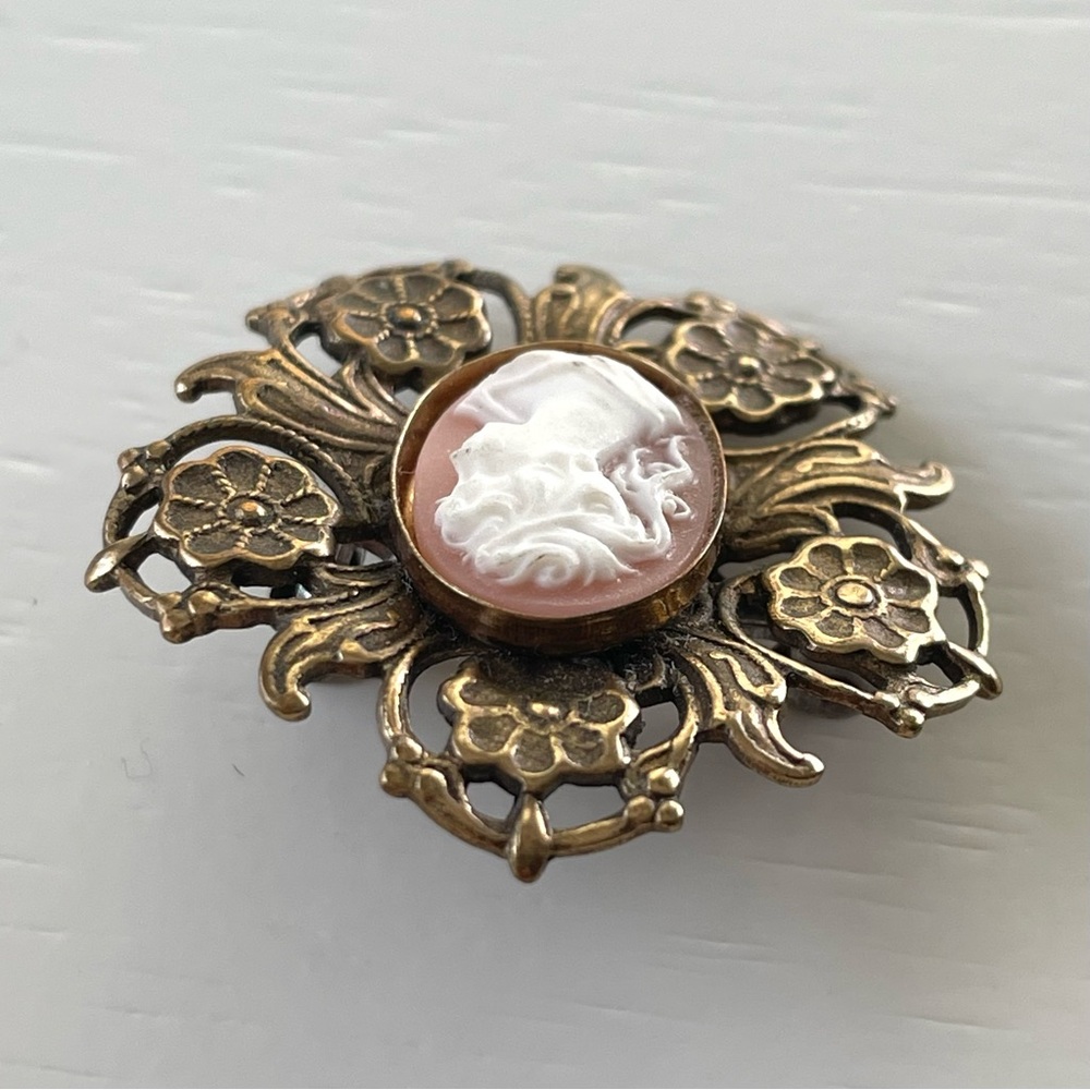 Vintage/antique cameo brooch pin goldtone floral setting romantic cottagecore - Picture 4 of 11